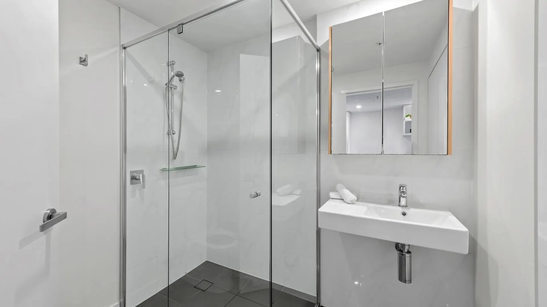 King Bed, Mountain Views & Best Southbank Location Brisbane Australia